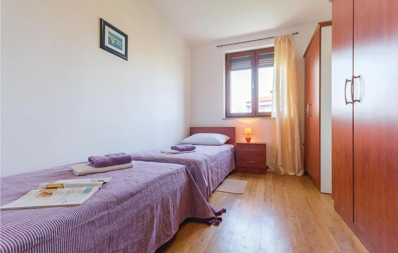 Stunning Apartment In Liznjan With Kitchen 0*,