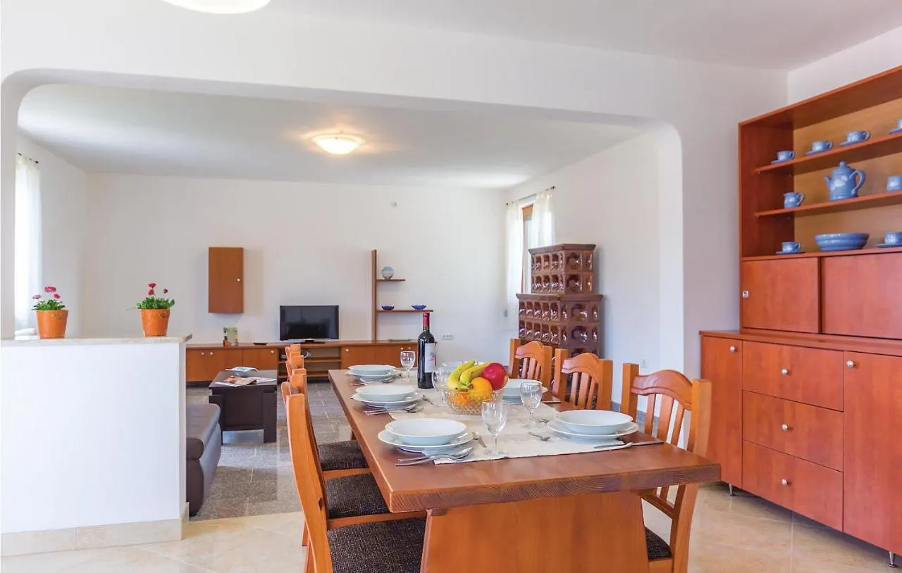 Stunning Apartment In Liznjan With Kitchen